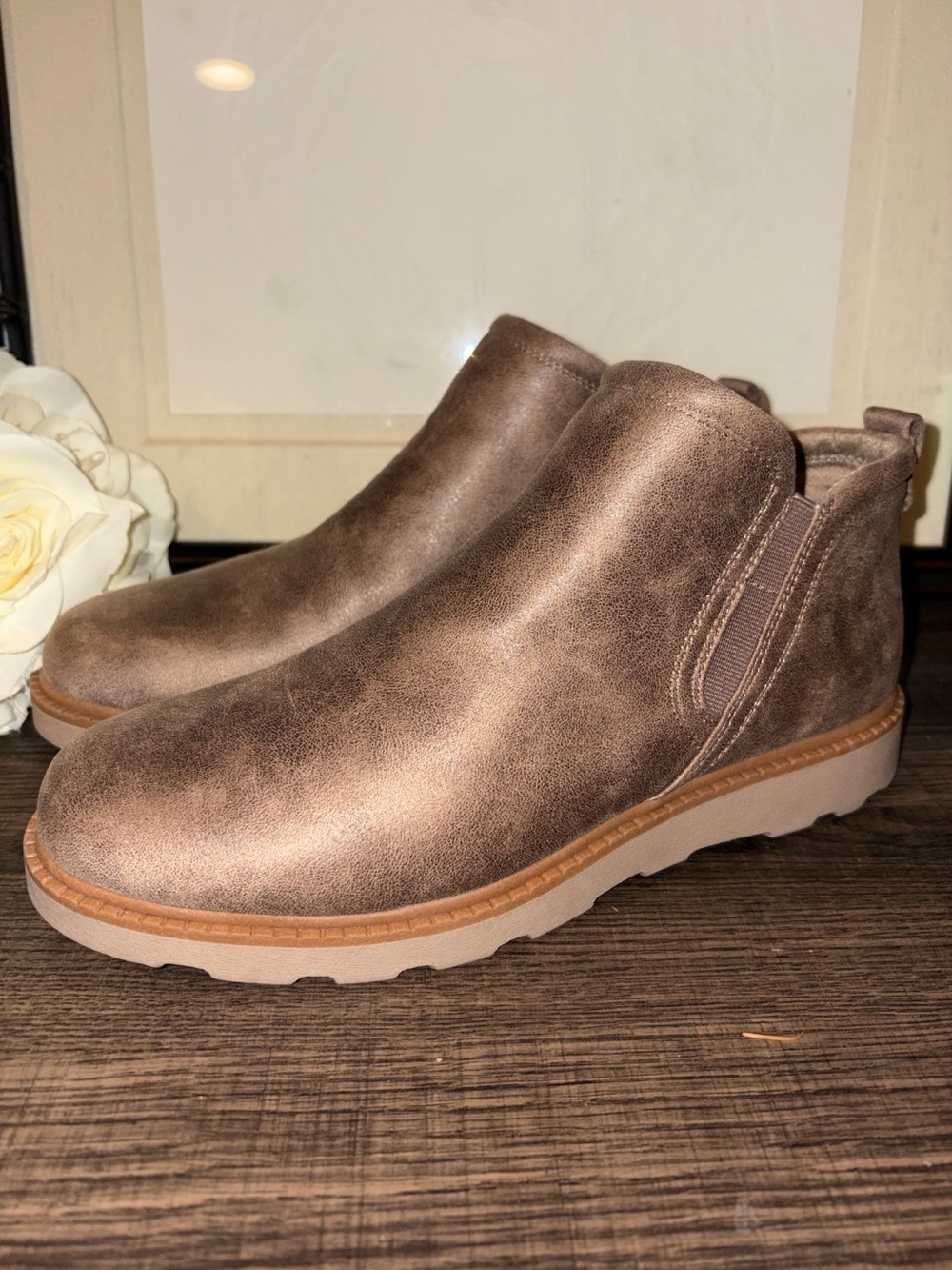 Dr. Scholl’s Margo Lug Sole Chelsea Booties in Mocha Taupe sz 8 EUC/NWT